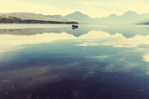 Lago Bowman en el Parque Nacional Glaciar — Foto de Stock