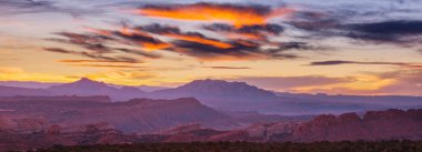 Amerika 'daki Amerikan çölünün güzel manzaraları. Gün doğumu sahnesi.