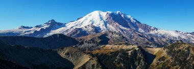 Sonbahar mevsiminde Baker Dağı eğlence alanı