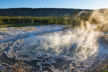 İlham verici doğal bir geçmiş. Yellowstone Ulusal Parkı 'ndaki havuz ve gayzer alanları, ABD.