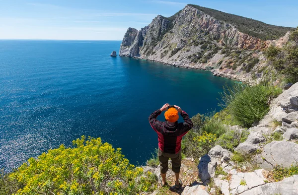 Homme sur la côte grecque — Photo