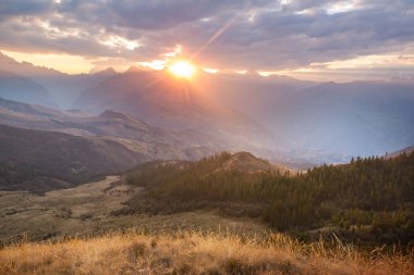 Dağlarda manzaralı günbatımı. Güzel doğal arka plan. Peru 'daki Cordillera Dağları.