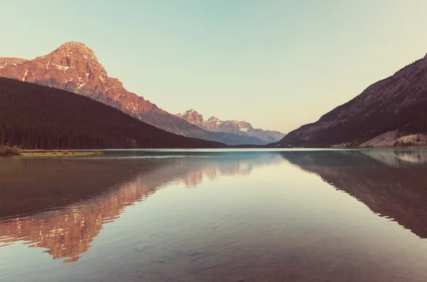 Lac dans les montagnes canadiennes — Photo