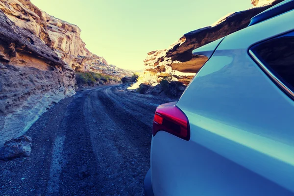 Carretera en pradera en coche — Foto de Stock