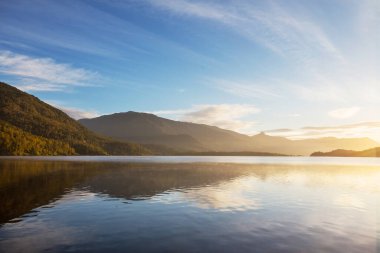 Güzel sakin gölde gün doğumu sahnesi. Güzel doğal arka plan. Brezilya, Güney Amerika.