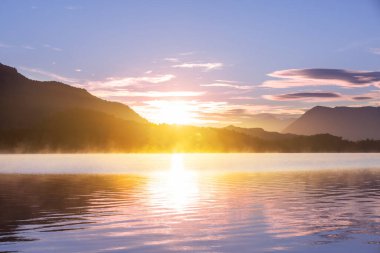 Güzel sakin gölde gün doğumu sahnesi. Güzel doğal arka plan. Brezilya, Güney Amerika.