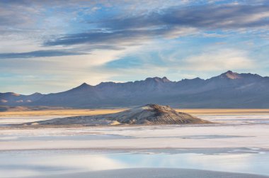 Kuzey Şili 'nin fantastik manzaraları, Atacama Çölü. Güzel, ilham verici doğal manzaralar. Yüksek dağlarda Kalgaspores.
