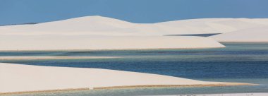 Brezilya 'daki Lencois Maranhenses Ulusal Parkı' ndaki gölcükler. Alışılmadık doğal manzaralar.