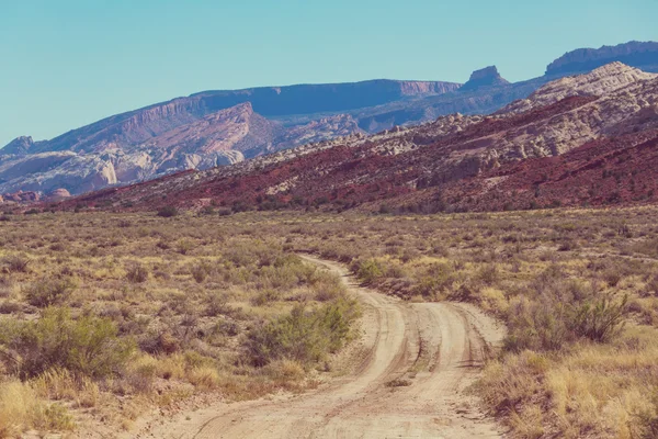 Camino que conduce a las montañas — Foto de Stock