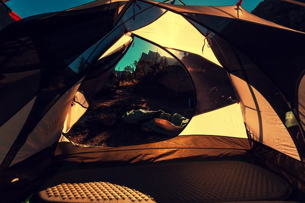 산에 설정 관광 텐트 — 스톡 사진
