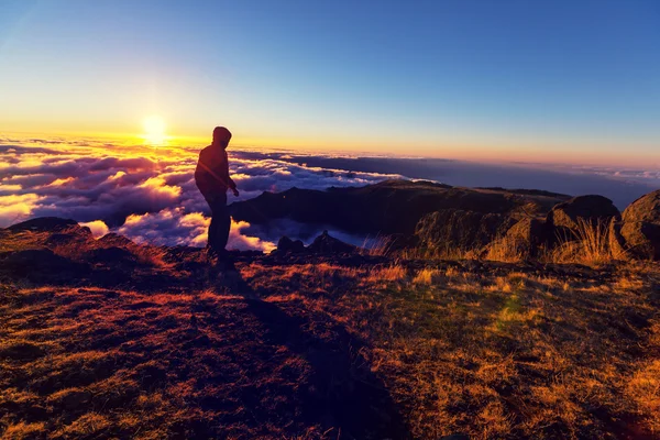 雲の上の丘の上に立っている人 — ストック写真