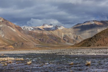 Valle Hermosa 'daki inanılmaz dağ manzaraları, Arjantin, Güney Amerika