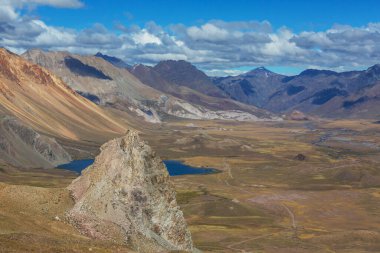 Valle Hermosa 'daki inanılmaz dağ manzaraları, Arjantin, Güney Amerika