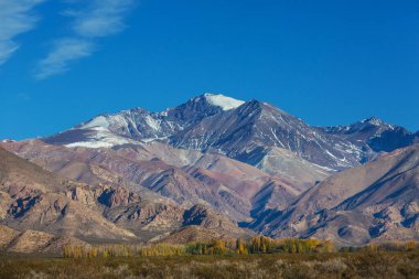 Aconcagua yakınlarındaki en yüksek dağlar Mendoza bölgesinde, Arjantin, Güney Amerika