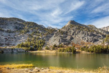 Kış erken dağlarında güzel bir doğa manzarası. Sierra Nevada manzaraları. ABD, Kaliforniya. Seyahat ve kış tatili geçmişi.