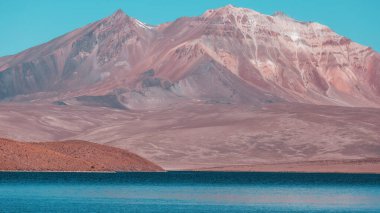 Kuzey Şili 'nin fantastik manzaraları, Atacama Çölü. Güzel, ilham verici doğal manzaralar. Yüksek dağlarda Kalgaspores.
