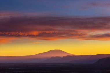 Amerikan peyzajları- çayır ve kayalıklar, Utah, ABD.