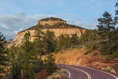 Zion Ulusal Parkı. Güzel, sönük doğal manzaralar. Gün batımında Zion Park 'ta zirve..