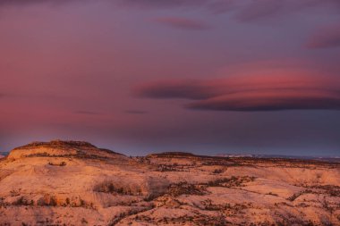 Utah, ABD 'de kumtaşı oluşumları. Güneş doğarken olağandışı manzaralar..