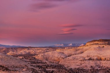 Utah, ABD 'de kumtaşı oluşumları. Güneş doğarken olağandışı manzaralar..