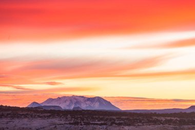 Utah, ABD 'de kumtaşı oluşumları. Güneş doğarken olağandışı manzaralar..