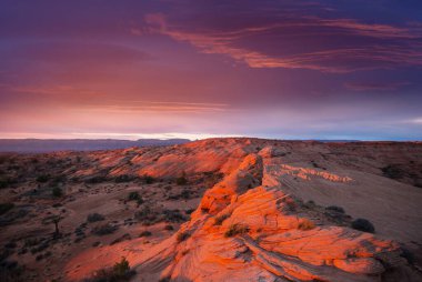 Utah, ABD 'de kumtaşı oluşumları. Güneş doğarken olağandışı manzaralar..