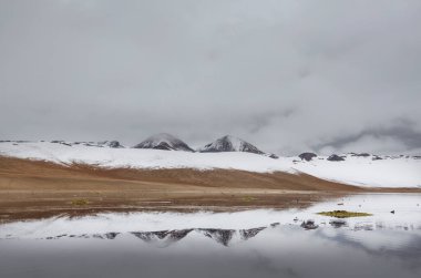 Kış mevsiminde dağları kaplayan kar