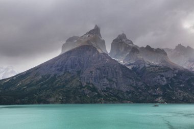 Torres Del Paine Ulusal Parkı, Şili 'de yürüyüşçü. Dünyaca ünlü yürüyüş bölgesi.