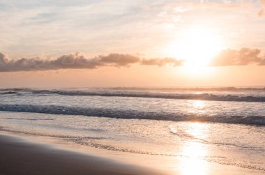 Brezilya 'da okyanus sahilinde gün doğumu sahnesi