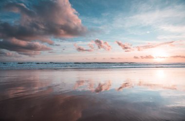 Brezilya 'da okyanus sahilinde gün doğumu sahnesi
