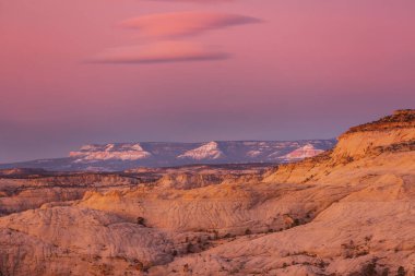 Utah, ABD 'de kumtaşı oluşumları. Güneş doğarken olağandışı manzaralar..