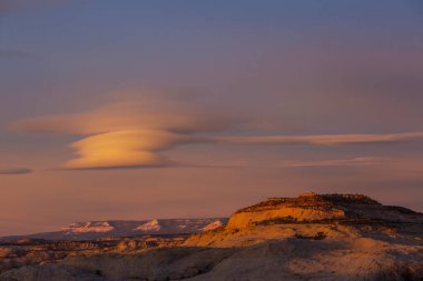 Utah, ABD 'de kumtaşı oluşumları. Güneş doğarken olağandışı manzaralar..