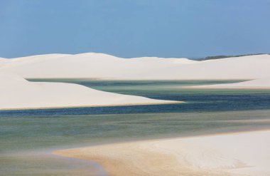 Brezilya 'daki Lencois Maranhenses Ulusal Parkı' ndaki gölcükler. Alışılmadık doğal manzaralar.
