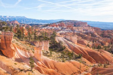 Kış mevsiminde Bryce Canyon Ulusal Parkı 'nın renkli pembe kayaları Utah, ABD