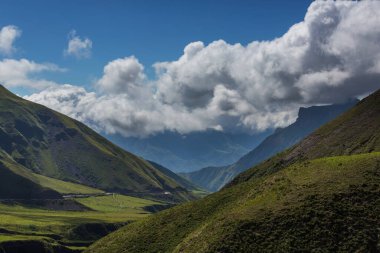 Yaz yeşil tepeler dağlarda manzara sabah sisi