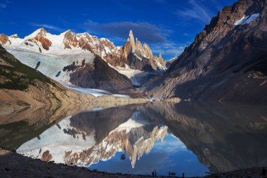 Arjantin 'in Patagonya dağlarındaki meşhur Cerro Torre zirvesi. Güney Amerika 'daki güzel dağ manzaraları. Sonbahar mevsimi.
