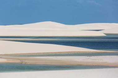 Brezilya 'daki Lencois Maranhenses Ulusal Parkı' ndaki gölcükler. Alışılmadık doğal manzaralar.
