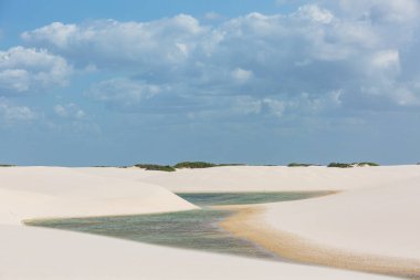 Brezilya 'daki Lencois Maranhenses Ulusal Parkı' ndaki gölcükler. Alışılmadık doğal manzaralar.