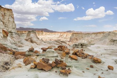 Utah, ABD 'de kumtaşı oluşumları. Güneş doğarken olağandışı manzaralar..