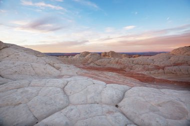 Vermilion Cliffs Ulusal Anıtı. Gün doğumunda manzara manzarası. Alışılmadık dağ manzarası. Güzel doğal arkaplan.