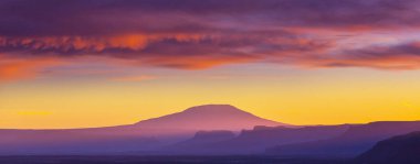 Amerikan peyzajları- çayır ve kayalıklar, Utah, ABD.