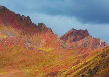 Peru 'daki güzel dağlar... Pallay Poncho, alternatif gökkuşağı dağları.