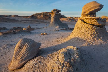 Bisti çorak arazilerindeki alışılmadık çöl manzaraları, De-na-zin vahşi doğa alanı, New Mexico, ABD