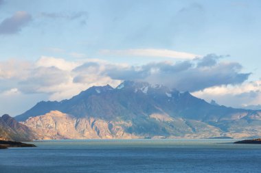 Patagonya dağlarındaki güzel göl. Arjantin, Güney Amerika 'da olağanüstü doğal manzaralar
