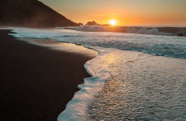 Okyanus sahili gün batımında doğal arka plan için