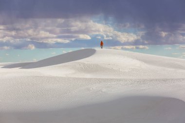 New Mexico, ABD 'deki White Sands Dunes' da yürüyüşçü.