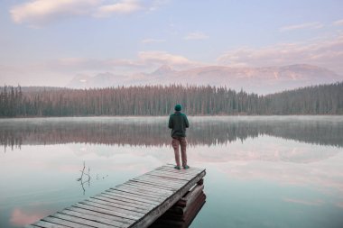 Sakin gölde dinlenme yeri. Rahatlama tatili