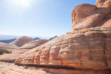 Utah, ABD 'de kumtaşı oluşumları. Yant kayalıkları düzleştirir..