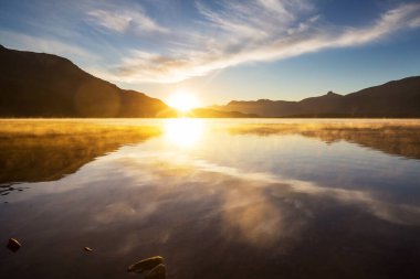 Güzel sakin gölde gün doğumu sahnesi. Güzel doğal arka plan. Arjantin, Patagonya, Güney Amerika.