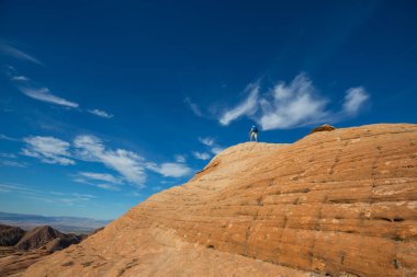 Utah dağlarında yürüyüş. Alışılmadık doğal manzaralarda yürüyüş. Fantastik kumtaşı oluşumları.